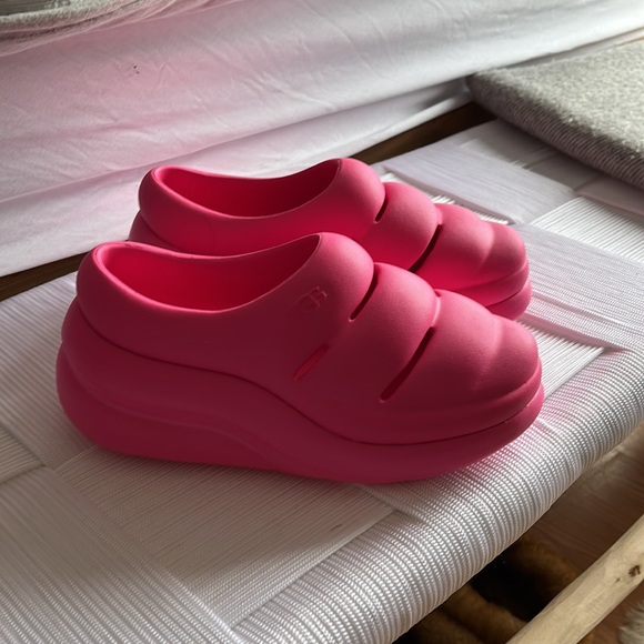 Ugg Sport Yeah Clog in Taffy Pink - Picture 2 of 4